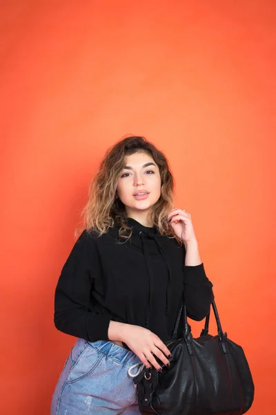 Shopping astratto: bella ragazza con una borsa nera — Foto Stock