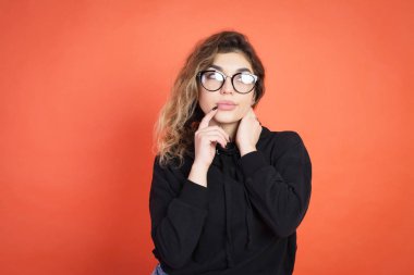 güzel bir akıllı ve şık bir kız portresi