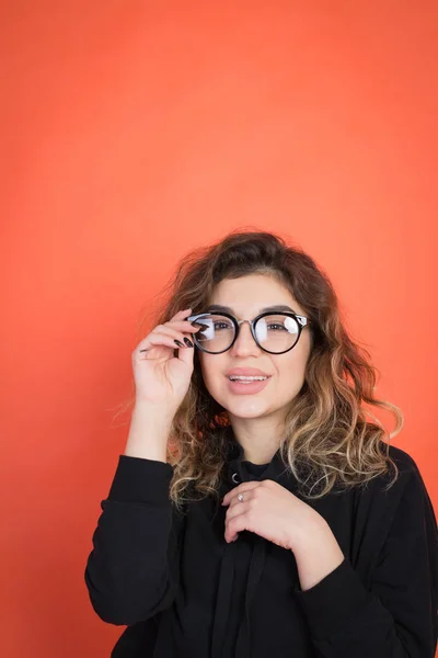 Retrato de uma bela garota inteligente e elegante — Fotografia de Stock