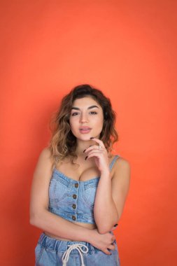 kot pantolon giysili kıvırcık saçlı seksi güzel kız portresi