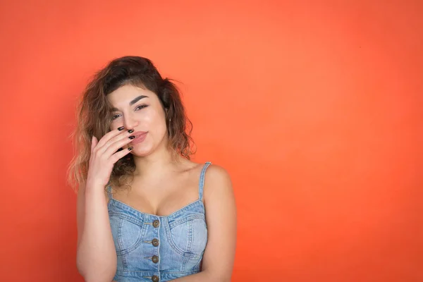 Retrato de menina bonita sexy com cabelo encaracolado em roupas de jeans — Fotografia de Stock