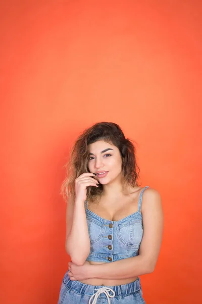 Portrait of sexy beautiful girl with curly hair in jeans clothes — Stock Photo, Image