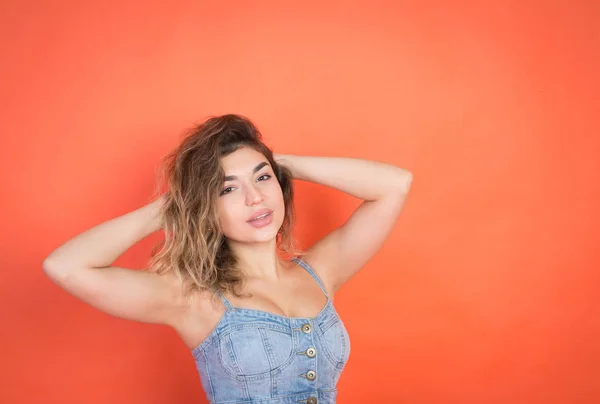 Retrato de menina bonita sexy com cabelo encaracolado em roupas de jeans — Fotografia de Stock