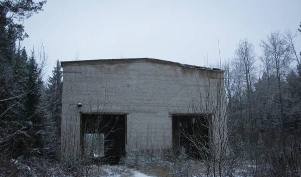 Viejo edificio militar abandonado — Foto de Stock