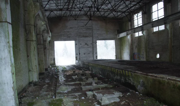 Interior de um antigo edifício militar abandonado — Fotografia de Stock