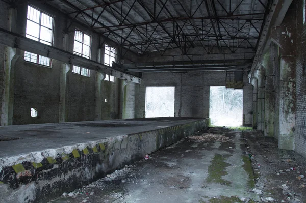 Interior de um antigo edifício militar abandonado — Fotografia de Stock
