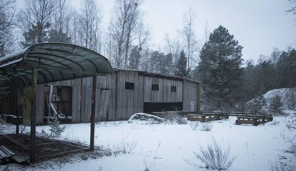 古い格納庫冬の風景 — ストック写真
