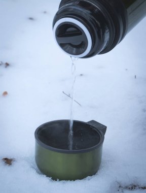 Açık havada yakın çekim kışın çay içme