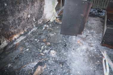 Bir terk edilmiş binada arka planda harap Oda