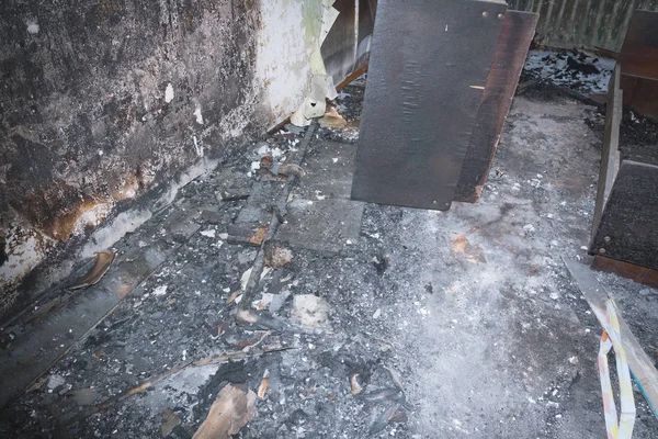 Bir terk edilmiş binada arka planda harap Oda