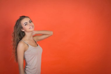 sevimli kız portre kırmızı zemin üzerine