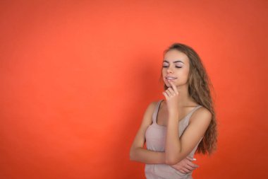 çekici kız kameraya bakıyor