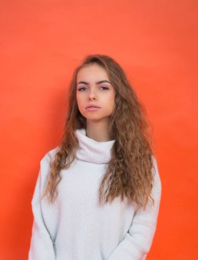 güzel genç kız beyaz kazaklı