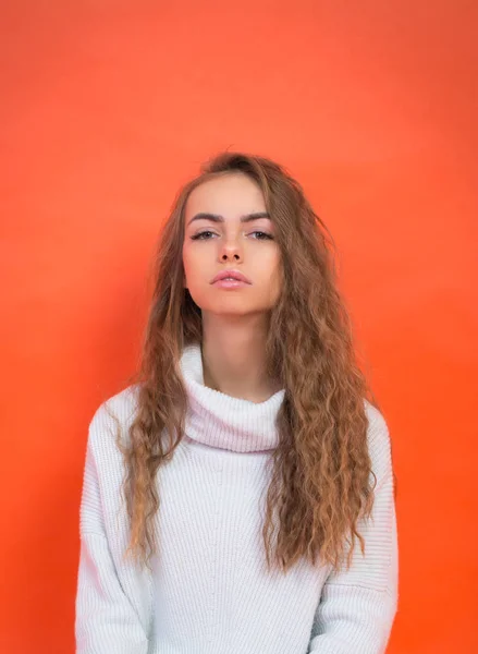 Bela adolescente menina em suéter branco — Fotografia de Stock