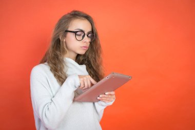 Genç ve güzel kadın holding ve kullanımları tablet