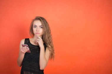 güzel genç kız bir cep telefonu onun elinde tutan şık giyinmiş