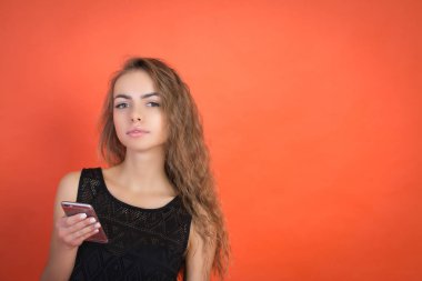 güzel genç kız bir cep telefonu onun elinde tutan şık giyinmiş