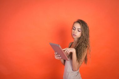 Dijital tablet PC'de portre genç güzel çekici kız kadar kapatın