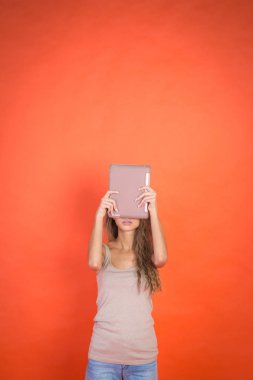 Tablet pc ile güzel genç kız