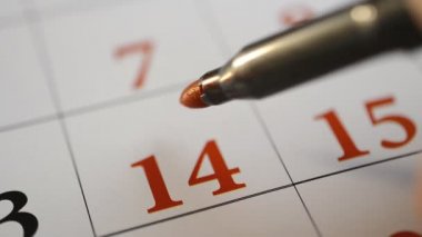 Bir gün bir takvim üzerinde kırmızı kalem tarafından imzalama