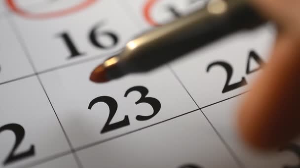 Assinando um dia um calendário por marcador de cor — Vídeo de Stock