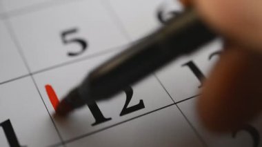 Bir gün bir takvim üzerinde kırmızı kalem tarafından imzalama
