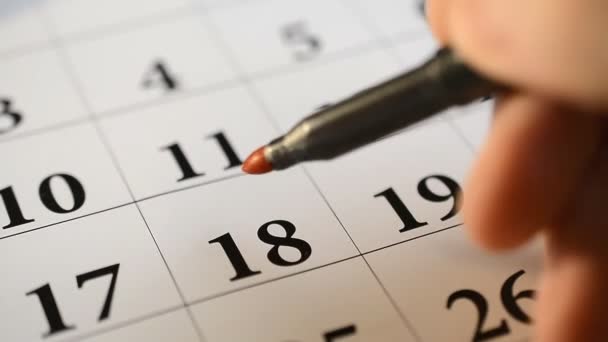 Firma di un giorno su un calendario con penna rossa — Video Stock