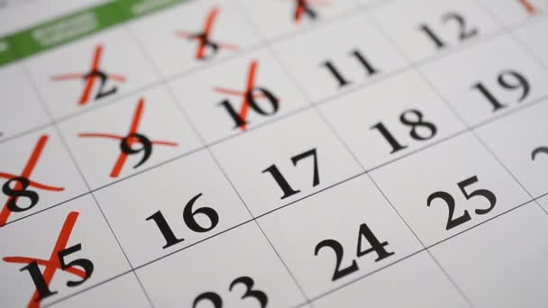 Signer un jour sur un calendrier avec un stylo rouge — Video