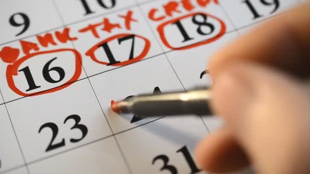 Unterzeichnung eines Kalendertages mit rotem Stift — Stockvideo