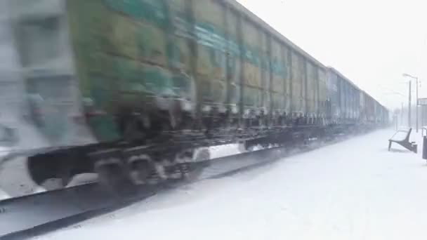 Ρεζερβουάρ αυτοκίνητα τρένο που κινείται κατά μήκος σιδηροδρομικών — Αρχείο Βίντεο