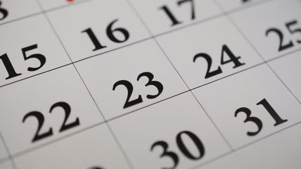 Ondertekening van een dag op een kalender door rode pen — Stockvideo
