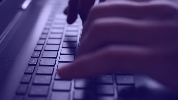 Finger tippen auf einem Laptop, blau getönt — Stockvideo