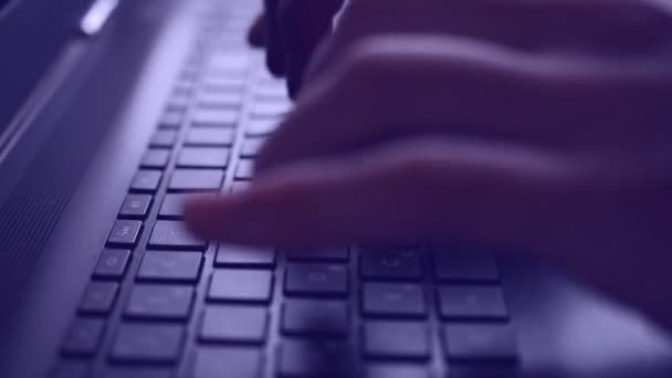 Пальці, що друкуються на ноутбуці, синій тонований — стокове відео