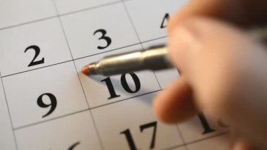 Bir gün bir takvim üzerinde kırmızı marker imzalama