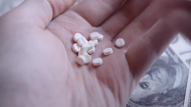 Verter opiáceos en la mano del hombre — Vídeo de stock