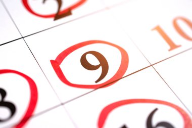 Kırmızı daire 9 tarihi kalem bir takvim sayfası ile işaretli