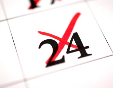 Kırmızı kalem bir takvim sayfası ile işaretlenmiş 24 tarihi