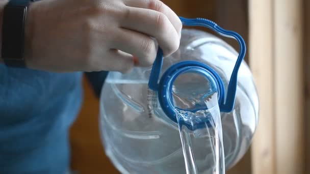 La mano humana vierte un agua clara — Vídeo de stock