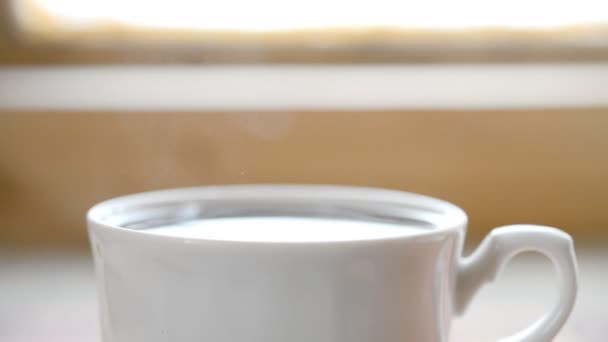 Caldo tazza di caffè stand sulla finestra — Video Stock