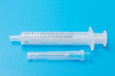 Mavi renk arka plan, tıbbi soyut üzerinde tıbbi şırınga