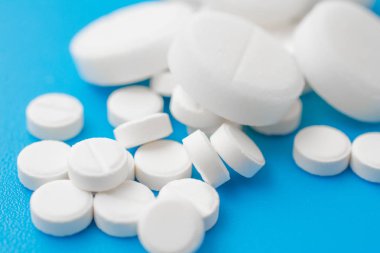 Mavi arka plan yakın çekim, tıbbi soyut aspirin
