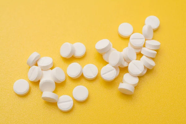 白い錠剤アスピリンや鎮痛剤黄色の背景 医療の概要 — ストック写真