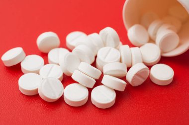 kırmızı arka plan makro antibiyotik hapları yığın