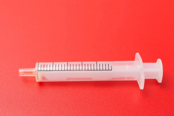 赤い背景の使い捨て注射器 医薬品 — ストック写真