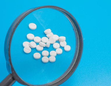 Sağlık kavramı, beyaz hap mavi bir arka plan üzerinde izole