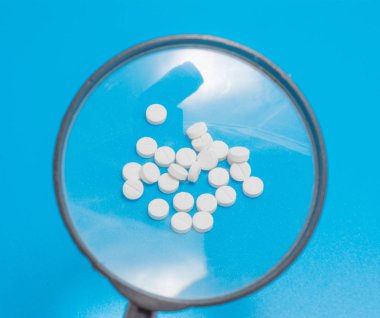 eczane hapları kavramı mavi bir arka plan üzerinde izole