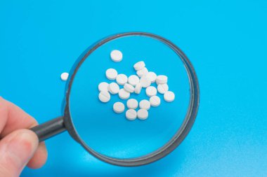 eczane hapları kavramı mavi bir arka plan üzerinde izole