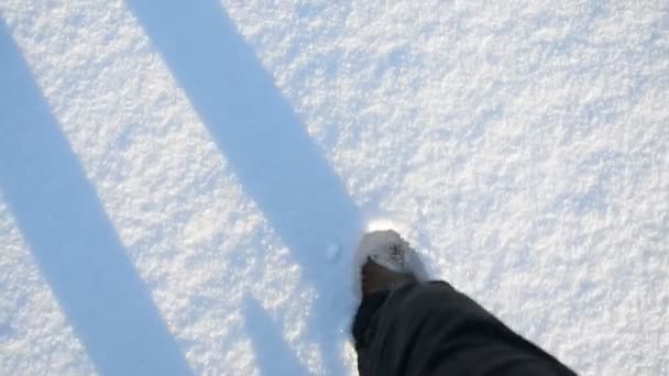 Hombre Piernas Vista Desde Arriba Nieve Caminar Metraje — Vídeos de Stock