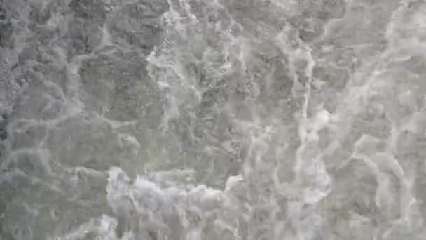 Bouřlivé vody tryskající proudy — Stock video