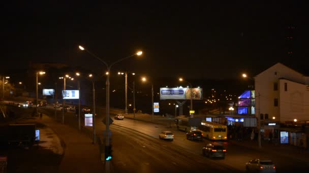 Minsk, Vitryssland - 09 februari 2019: Nemiga street natt biltrafik — Stockvideo